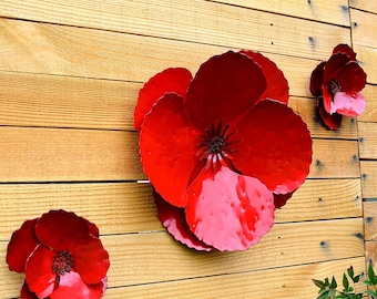 Amapola gigante para colgar en la pared, juego de 3 flores de metal rojo, acento perfecto para pared o valla de privacidad, arte de pared de metal para exteriores para su hogar o jardín