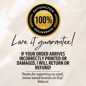 K&ouml;nnte beinhalten: Ein schwarzes und goldenes 100% Zufriedenheitsgarantie-Abzeichen mit dem Text "Love it guarantee!" und einer Nachricht &uuml;ber R&uuml;ckgaben und R&uuml;ckerstattungen. Der Text enth&auml;lt auch "Vielen Dank f&uuml;r die Unterst&uuml;tzung meines kleinen, familiengef&uuml;hrten Gesch&auml;fts auf Etsy! Rebecca."