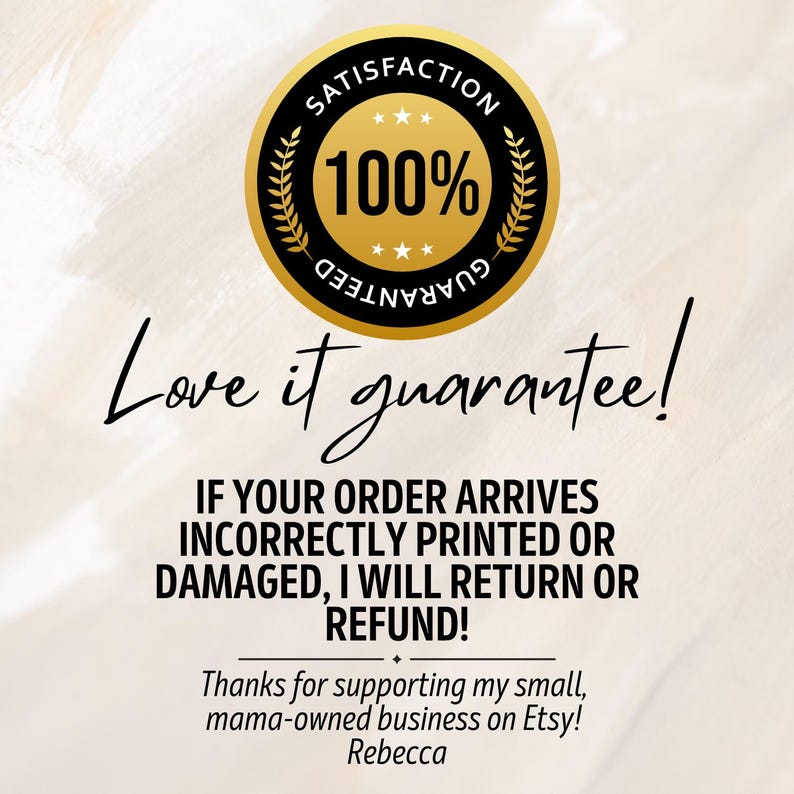 K&ouml;nnte beinhalten: Ein schwarzes und goldenes 100% Zufriedenheitsgarantie-Abzeichen mit dem Text "Love it guarantee!" und einer Nachricht &uuml;ber R&uuml;ckgaben und R&uuml;ckerstattungen. Der Text enth&auml;lt auch "Vielen Dank f&uuml;r die Unterst&uuml;tzung meines kleinen, familiengef&uuml;hrten Gesch&auml;fts auf Etsy! Rebecca."