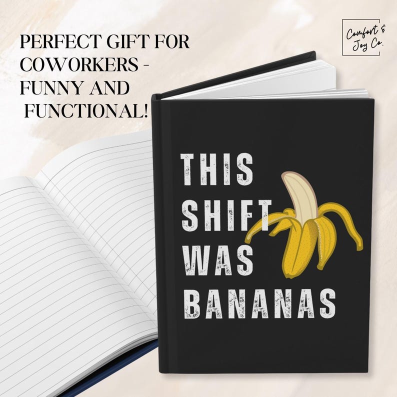 K&ouml;nnte beinhalten: Schwarzes Notizbuch mit einem wei&szlig;en Design, auf dem "This shift was bananas" steht, mit einer gelben Bananengrafik. Das Notizbuch ist ge&ouml;ffnet, um linierte Seiten zu zeigen.