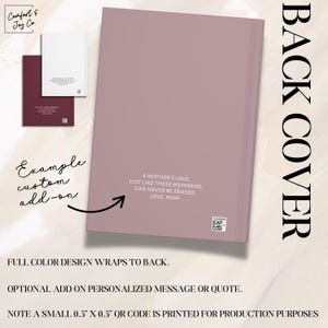 K&ouml;nnte beinhalten: Ein rosa Buchcover mit dem Text "BACK COVER" in gro&szlig;en wei&szlig;en Buchstaben. Die R&uuml;ckseite des Covers enth&auml;lt ein Zitat, das lautet: "Die Liebe einer Mutter, genau wie diese Erinnerungen, kann niemals ausgel&ouml;scht werden. Liebe, Mama".