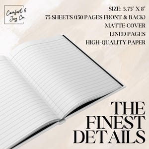 K&ouml;nnte beinhalten: Ein schwarz-wei&szlig;es Notizbuch mit dem Text "THE FINEST DETAILS" auf dem Cover. Das Notizbuch hat 75 Bl&auml;tter (150 Seiten) und ist 14,6 cm x 20,3 cm gro&szlig;. Es hat einen matten Einband und linierte Seiten.