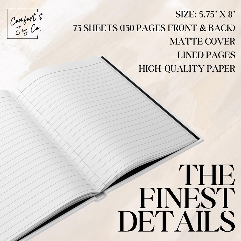 K&ouml;nnte beinhalten: Ein schwarz-wei&szlig;es Notizbuch mit dem Text "THE FINEST DETAILS" auf dem Cover. Das Notizbuch hat 75 Bl&auml;tter (150 Seiten) und ist 14,6 cm x 20,3 cm gro&szlig;. Es hat einen matten Einband und linierte Seiten.