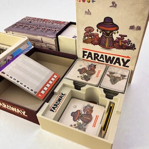 Peut inclure: Jeu de société "FARAWAY" avec une boîte illustrée de champignons et d'un personnage coiffé d'un chapeau. Contient des cartes, un crayon et d'autres composants. Les couleurs dominantes sont le beige, le marron et le rouge. Le jeu est prêt à être joué.