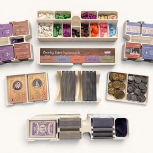 Puede incluir: Un organizador de juegos de mesa con varios compartimentos llenos de piezas de juego, cartas y fichas. El organizador incluye cajas con cartas, piezas de madera y monedas de metal. El texto "Country Estate Improvements" es visible.