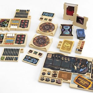 Könnte beinhalten: Ein Brettspiel-Organizer-Set mit cremefarbenen Kunststoffschalen, die verschiedene Spielkomponenten enthalten, darunter kreisförmige Zifferblätter, Kartenhalter, kleine farbige Spielsteine, Würfel und ein Spielerbrett mit der Aufschrift FERRIN & BEEK.