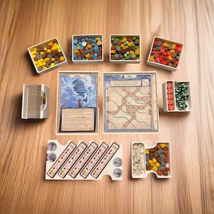 Puede incluir: Un juego de mesa blanco con un mapa, dados y fichas de varios colores. El juego incluye una caja blanca con una ilustración azul y blanca de una torre y la palabra "Phoenix" en ella. El juego también incluye una caja blanca con una ilustración azul y blanca de una torre y la palabra "Polar" en ella.