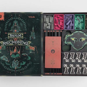 Könnte beinhalten: Geöffnete Brettspielbox mit dem Titel "Realm Reckoning". Das Innere der Box enthält Spielsteine in Grau, Rosa, Lila, Grün und Braun. Das Spiel scheint ein Fantasy-Thema zu haben.