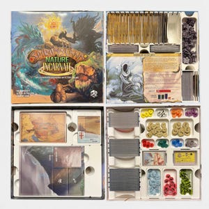 Könnte beinhalten: Ein Brettspiel-Set, "Spirit Island: Nature Incarnate", mit einer Fantasy-Box und verschiedenen Spielkomponenten. Das Box-Art zeigt einen Drachen und andere Kreaturen. Im Inneren befinden sich Karten, Spielsteine und Spielbretter, die alle ordentlich in einem weißen Kunststoffeinsatz angeordnet sind.
