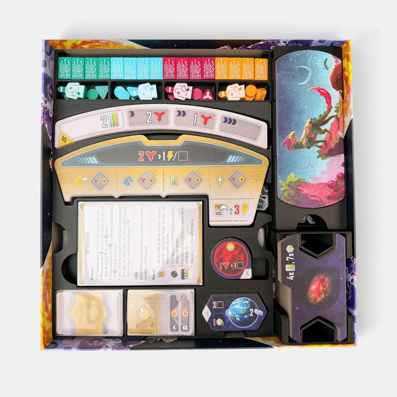 K&ouml;nnte beinhalten: Ein Brettspiel-Boxeinsatz mit verschiedenen Spielkomponenten, darunter bunte Holzspielsteine, ein gro&szlig;es zentrales Spielerbrett mit numerischen Symbolen, Stapel rechteckiger Karten, ein runder roter Spielstein und ein sechseckiges blaues Planetenpl&auml;ttchen.