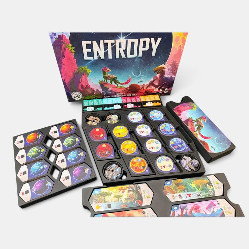 K&ouml;nnte beinhalten: Das Brettspiel Entropy zeigt eine Schachtel mit einer Weltraumlandschaft und zwei Kreaturen. Das Spiel enth&auml;lt ein schwarzes Kunststoff-Sortierfach mit runden Spielsteinen in Rot, Gelb, Blau und Lila sowie sechseckige Planetentafeln und rechteckige Spielbretter mit farbenfrohen Illustrationen.