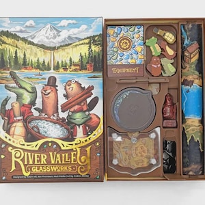 Può includere: Scatola di gioco da tavolo aperta intitolata "River Valley Glassworks" con un'illustrazione colorata di animali dei cartoni animati. La scatola contiene pezzi del gioco, carte e un tabellone. I pezzi del gioco includono figure di legno e altri componenti.