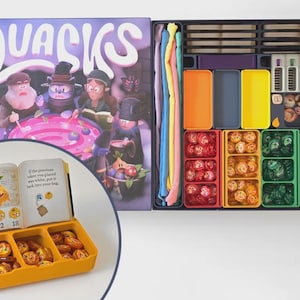 Op de afbeelding: Bordspel getiteld "Quacks" met een kleurrijke doos en georganiseerde componenten. De dooskunst toont stripfiguren rond een borrelende ketel. Binnenin bevinden zich diverse gekleurde fiches, kaarten en spelonderdelen.