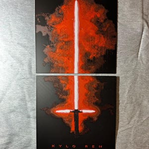 K&ouml;nnte beinhalten: Zwei quadratische schwarze Tafeln mit einem wei&szlig;en und roten Lichtschwert-Design. Das Lichtschwert ist vertikal mit einem roten Schein. Der Text "KYLO REN" steht unten in Rot.