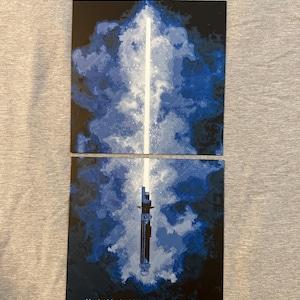 K&ouml;nnte beinhalten: Zweiteiliges Kunstwerk mit einem Lichtschwert-Design. Das obere Feld zeigt einen wei&szlig;en Strahl vor blauem und schwarzem Hintergrund. Das untere Feld zeigt den Lichtschwertgriff mit dem Text "KANAN JARRUS" darunter.