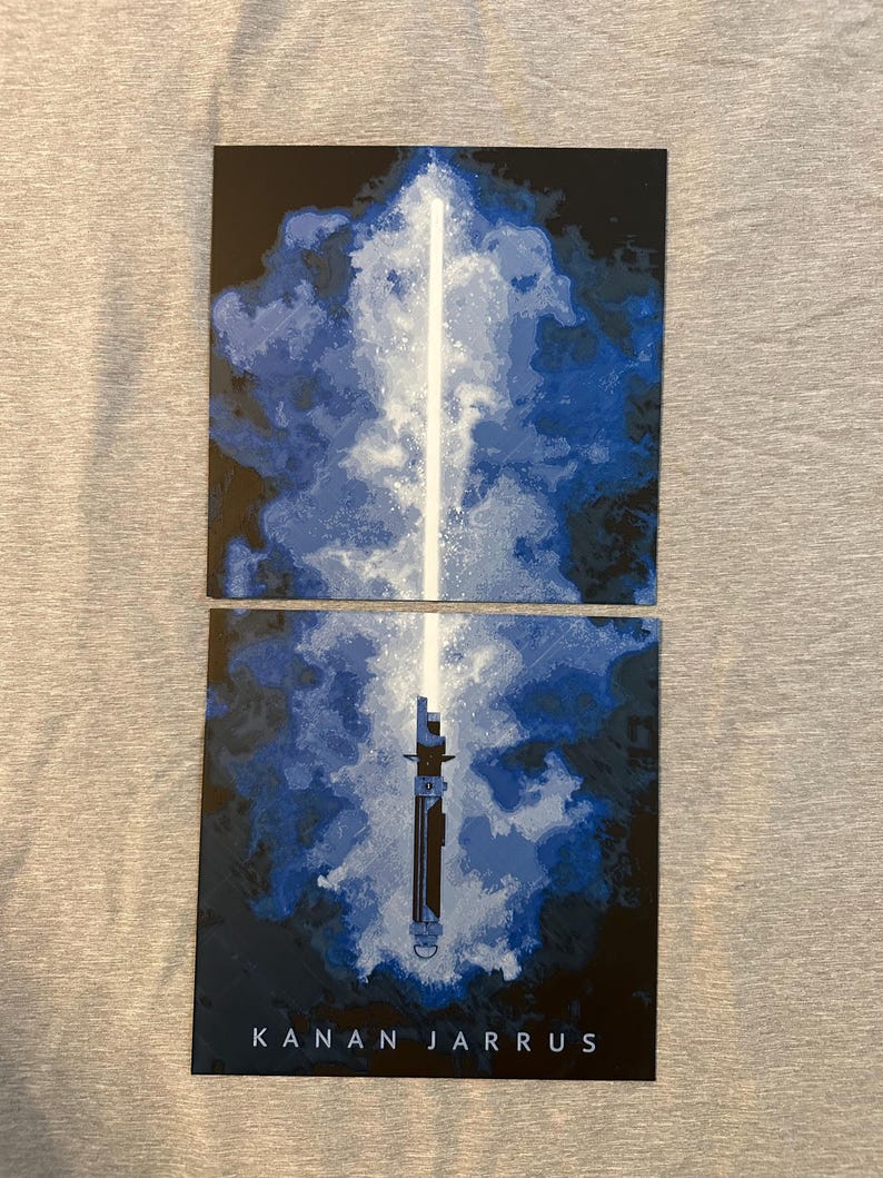 K&ouml;nnte beinhalten: Zweiteiliges Kunstwerk mit einem Lichtschwert-Design. Das obere Feld zeigt einen wei&szlig;en Strahl vor blauem und schwarzem Hintergrund. Das untere Feld zeigt den Lichtschwertgriff mit dem Text "KANAN JARRUS" darunter.