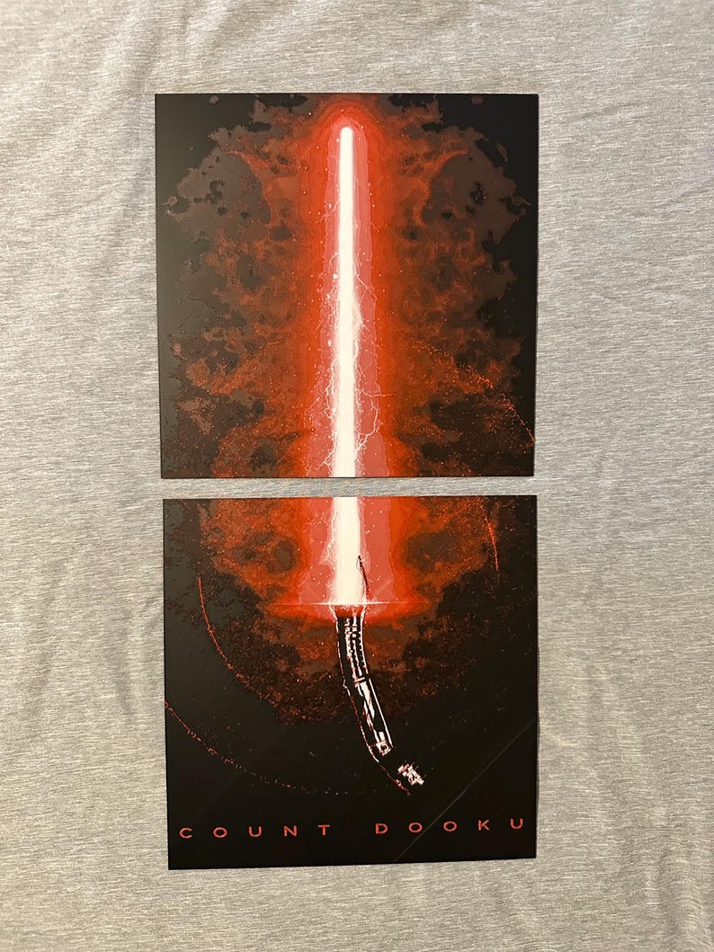 K&ouml;nnte beinhalten: Zwei rechteckige Drucke mit einem roten Lichtschwert vor dunklem Hintergrund. Der obere Druck zeigt die Klinge, w&auml;hrend der untere den Griff und den wei&szlig;en Text "COUNT DOOKU" enth&auml;lt.