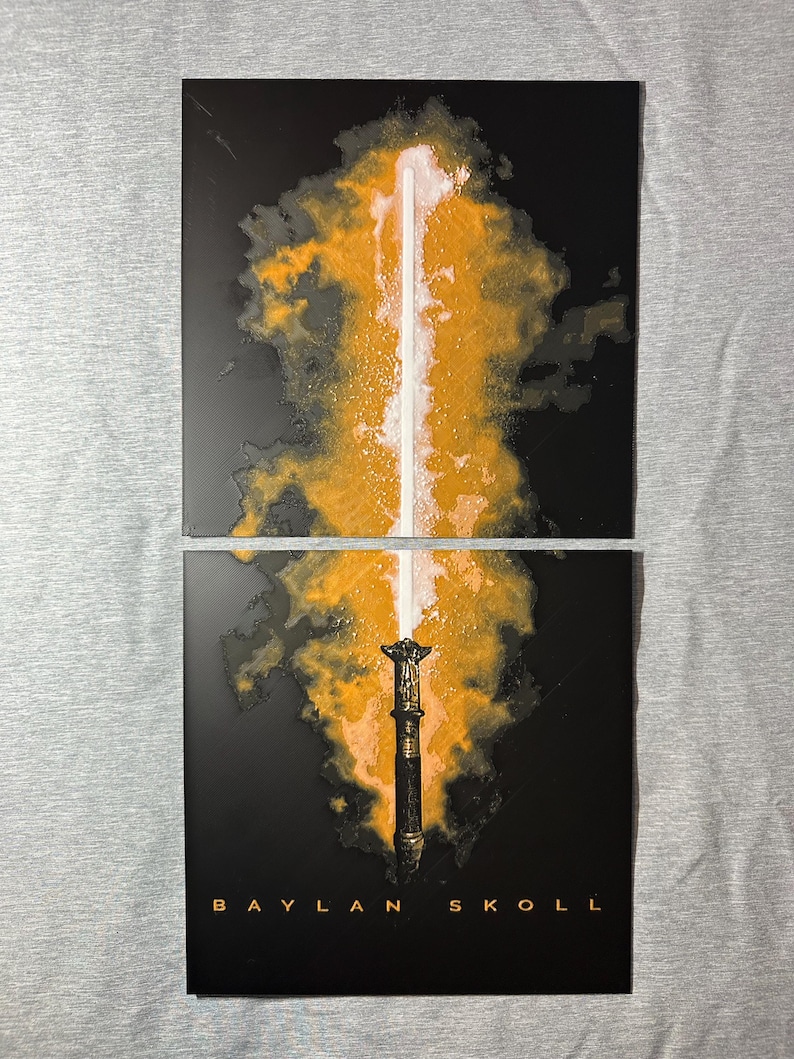 K&ouml;nnte beinhalten: Zwei schwarze, rechteckige Kunstdrucke mit einer stilisierten Illustration eines leuchtenden wei&szlig;en und orangefarbenen Lichtschwerts. Das Lichtschwert ist vor einem dunklen Hintergrund platziert, mit dem Text "BAYLAN SKOLL" am unteren Rand des unteren Drucks.