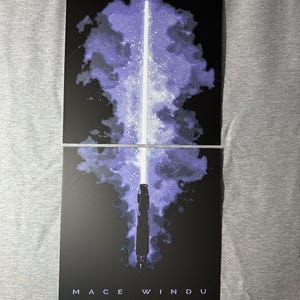 K&ouml;nnte beinhalten: Zweiteiliges Kunstwerk mit einem lila Lichtschwert mit wei&szlig;er Klinge vor schwarzem Hintergrund. Das Lichtschwert ist von einem wolkenartigen Design umgeben. Der Text "MACE WINDU" befindet sich unten.