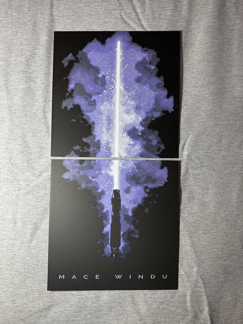K&ouml;nnte beinhalten: Zweiteiliges Kunstwerk mit einem lila Lichtschwert mit wei&szlig;er Klinge vor schwarzem Hintergrund. Das Lichtschwert ist von einem wolkenartigen Design umgeben. Der Text "MACE WINDU" befindet sich unten.