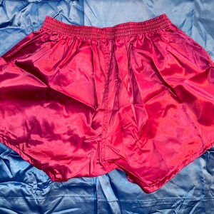 Pantalones cortos de fútbol de nailon satinado Buffalo Sports vintage rojo oscuro, cintura elástica, talla XL (42), nuevos en caja. imagen 4
