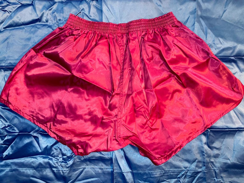 Pantalones cortos de fútbol de nailon satinado Buffalo Sports vintage rojo oscuro, cintura elástica, talla XL (42), nuevos en caja. imagen 4