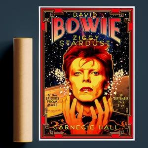 Może przedstawiać: Plakat z Davidem Bowiem jako Ziggy Stardust, w odcieniach czerwieni i pomarańczy. Plakat zawiera tekst "CARNEGIE HALL" i "& The Spiders From Mars". Po lewej stronie znajduje się brązowa, cylindryczna tuba.