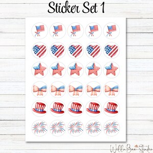 Pu&ograve; includere: Un foglio di 24 adesivi rotondi con vari disegni patriottici in rosso, bianco e blu. I disegni includono stelle, cuori, bandiere, fiocchi, cappelli a cilindro e fuochi d'artificio.