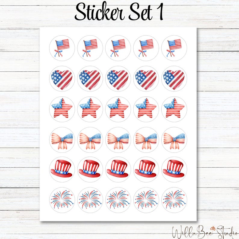 Pu&ograve; includere: Un foglio di 24 adesivi rotondi con vari disegni patriottici in rosso, bianco e blu. I disegni includono stelle, cuori, bandiere, fiocchi, cappelli a cilindro e fuochi d'artificio.