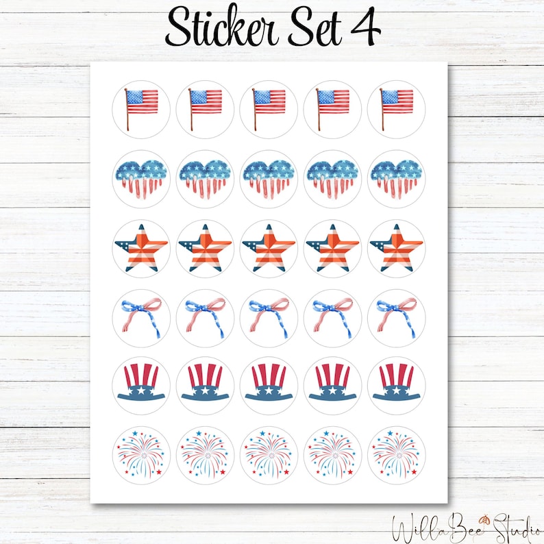 Pu&ograve; includere: Un foglio di 36 adesivi rotondi con vari disegni patriottici. I disegni includono bandiere americane, cuori, stelle, fiocchi, cappelli a cilindro e fuochi d'artificio. Gli adesivi sono bianchi con accenti rossi, bianchi e blu.