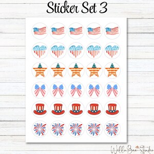 Pu&ograve; includere: Un foglio di 24 adesivi rotondi con vari disegni patriottici. I disegni includono bandiere americane, stelle, cuori, fiocchi, cappelli a cilindro e fuochi d'artificio. Gli adesivi sono bianchi con accenti rossi, blu e arancioni.