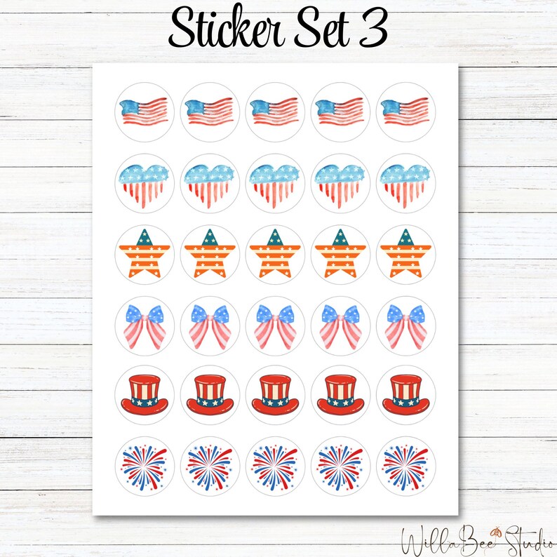 Pu&ograve; includere: Un foglio di 24 adesivi rotondi con vari disegni patriottici. I disegni includono bandiere americane, stelle, cuori, fiocchi, cappelli a cilindro e fuochi d'artificio. Gli adesivi sono bianchi con accenti rossi, blu e arancioni.