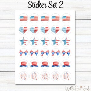 Pu&ograve; includere: Un foglio di 30 adesivi rotondi con vari disegni patriottici. I disegni includono bandiere americane, cuori, stelle, fiocchi, cappelli a cilindro e fuochi d'artificio. Tutti i disegni sono in rosso, bianco e blu.