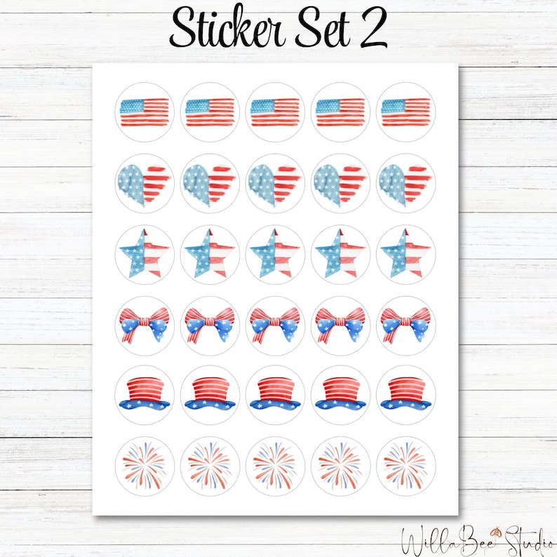 Pu&ograve; includere: Un foglio di 30 adesivi rotondi con vari disegni patriottici. I disegni includono bandiere americane, cuori, stelle, fiocchi, cappelli a cilindro e fuochi d'artificio. Tutti i disegni sono in rosso, bianco e blu.