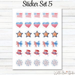 Pu&ograve; includere: Un foglio di 30 adesivi rotondi con vari disegni patriottici. I disegni includono bandiere americane, cuori, stelle, fiocchi, cappelli a cilindro e fuochi d'artificio. Tutti i disegni sono in rosso, bianco e blu.