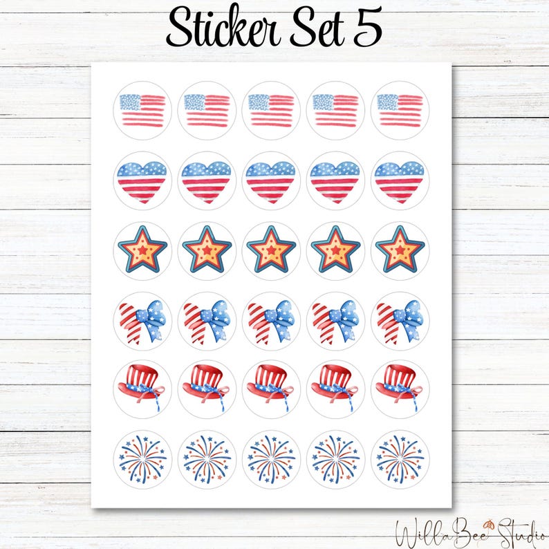 Pu&ograve; includere: Un foglio di 30 adesivi rotondi con vari disegni patriottici. I disegni includono bandiere americane, cuori, stelle, fiocchi, cappelli a cilindro e fuochi d'artificio. Tutti i disegni sono in rosso, bianco e blu.