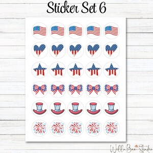 Pu&ograve; includere: Un foglio di 30 adesivi rotondi con vari disegni patriottici, tra cui bandiere americane, cuori, stelle, fiocchi, cappelli a cilindro e fuochi d'artificio. Gli adesivi sono bianchi con disegni rosso, bianco e blu. Il foglio &egrave; etichettato "Sticker Set 6".