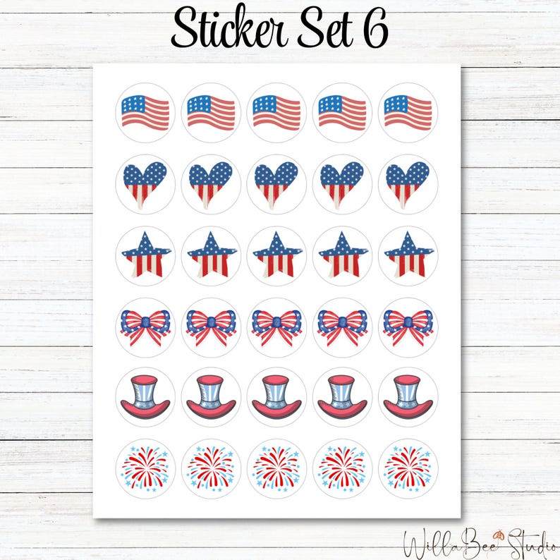 Pu&ograve; includere: Un foglio di 30 adesivi rotondi con vari disegni patriottici, tra cui bandiere americane, cuori, stelle, fiocchi, cappelli a cilindro e fuochi d'artificio. Gli adesivi sono bianchi con disegni rosso, bianco e blu. Il foglio &egrave; etichettato "Sticker Set 6".