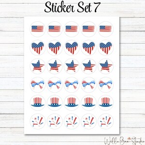 Pu&ograve; includere: Un foglio di 36 adesivi rotondi con vari disegni patriottici. I disegni includono bandiere americane, cuori, stelle, fiocchi, cappelli a cilindro e fuochi d'artificio. Tutti i disegni sono in rosso, bianco e blu.