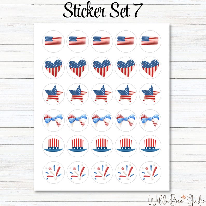 Pu&ograve; includere: Un foglio di 36 adesivi rotondi con vari disegni patriottici. I disegni includono bandiere americane, cuori, stelle, fiocchi, cappelli a cilindro e fuochi d'artificio. Tutti i disegni sono in rosso, bianco e blu.