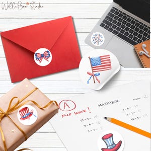 Pu&ograve; includere: Un set di quattro adesivi rotondi con disegni patriottici. Gli adesivi presentano un fiocco rosso, bianco e blu, un cappello a cilindro rosso, bianco e blu, una bandiera rosso, bianco e blu e uno spettacolo di fuochi d'artificio rosso, bianco e blu.