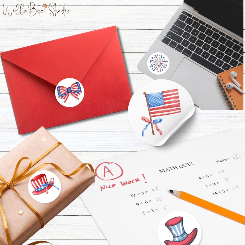 Pu&ograve; includere: Un set di quattro adesivi rotondi con disegni patriottici. Gli adesivi presentano un fiocco rosso, bianco e blu, un cappello a cilindro rosso, bianco e blu, una bandiera rosso, bianco e blu e uno spettacolo di fuochi d'artificio rosso, bianco e blu.