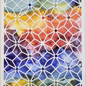 Biglietto d'auguri fatto a mano con uno sfondo con inchiostro alcolico arcobaleno davvero unico nel suo genere, uno strato geometrico bianco e cristalli coordinati.