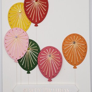 Cartão de aniversário feito à mão, balões bordados e uma mensagem de aniversário, perfeito para qualquer pessoa.