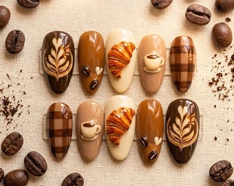 Uñas postizas para amantes del café, uñas con diseño de croissant moca y latte art, juego de uñas almendradas reutilizables hechas a mano.