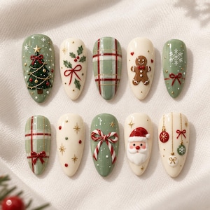Puede incluir: Un juego de diez uñas postizas en forma de almendra con diseños navideños. Las uñas muestran motivos que incluyen un árbol decorado, hojas de acebo, patrones de cuadros verdes, un hombre de jengibre, copos de nieve, lazos, Santa Claus y adornos colgantes.