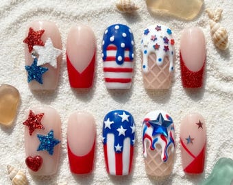 Pode incluir: Um conjunto de dez unhas artificiais com designs patrióticos. As unhas apresentam detalhes em vermelho, branco e azul, incluindo estrelas, listras e padrões de cone de sorvete. Algumas unhas têm detalhes brilhantes, perfeitas para um look festivo.