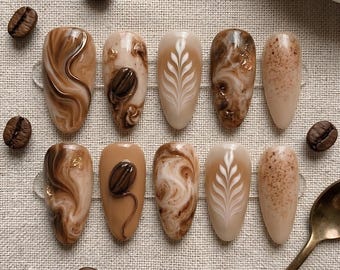 Uñas con diseño de prensa de café, uñas con diseño de latte marmoleado moca, uñas postizas marrones neutras hechas a mano reutilizables con forma de almendra.