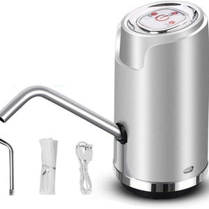 Può includere: Erogatore d'acqua elettrico argentato con beccuccio curvo in acciaio inossidabile. L'erogatore ha un pannello di controllo con spie rosse e viene fornito con un cavo di ricarica USB e accessori aggiuntivi. La base è nera.