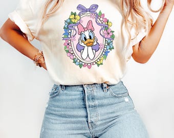 Camiseta con estampado floral de Daisy Duck — Camiseta Disney con lazo coqueto, regalo de Magic Kingdom para mujer, camiseta con estampado de pato adorable